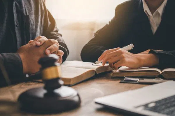 Lawyers give advice about judgment, agreements, justice Customer